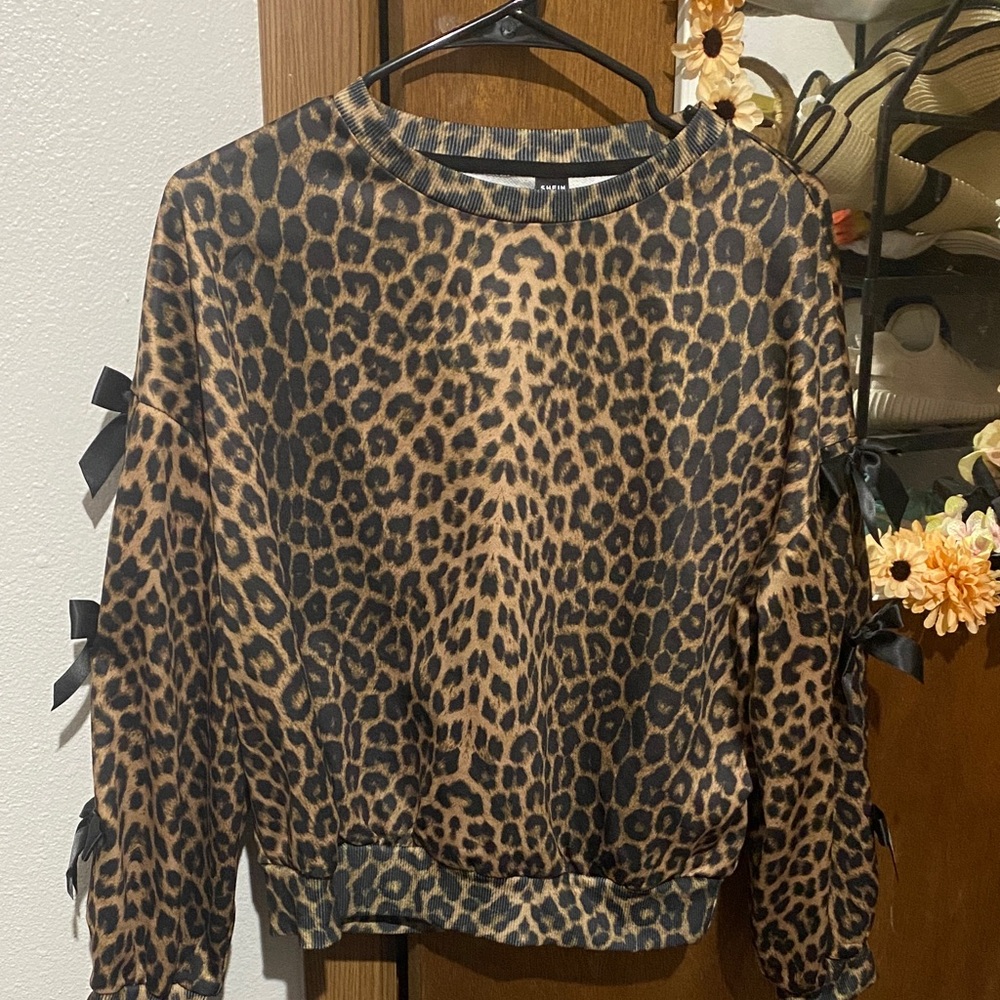 Leopard Print Sweater with Bow Details 🎀